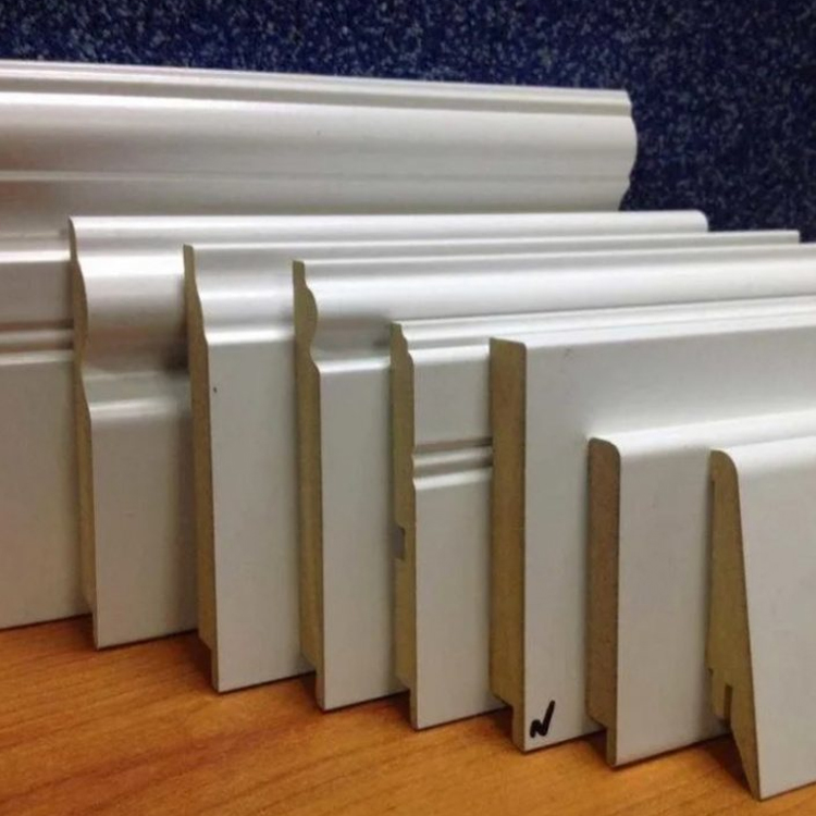 Какие плинтусы выбрать - пластиковые или полиуретановые