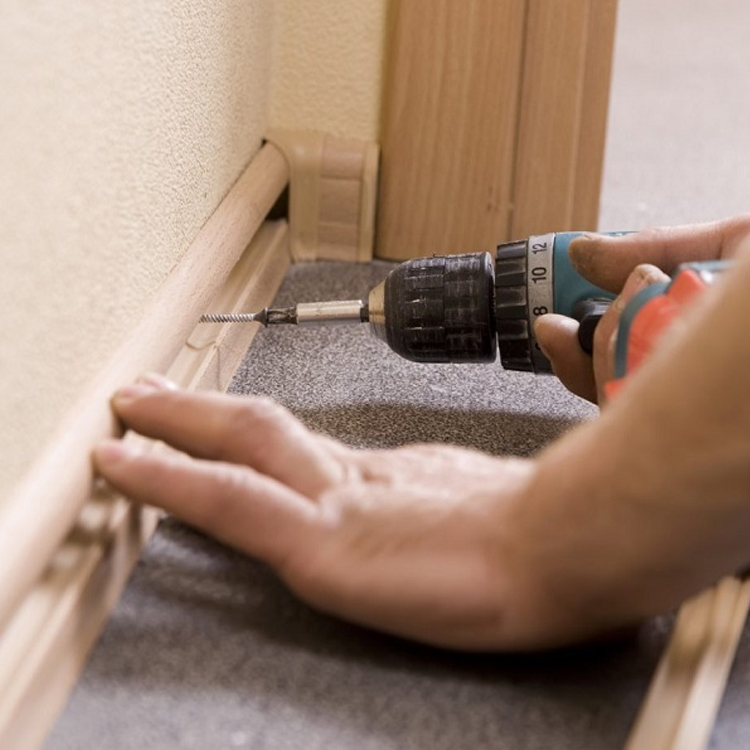 Монтаж пластикового плинтуса